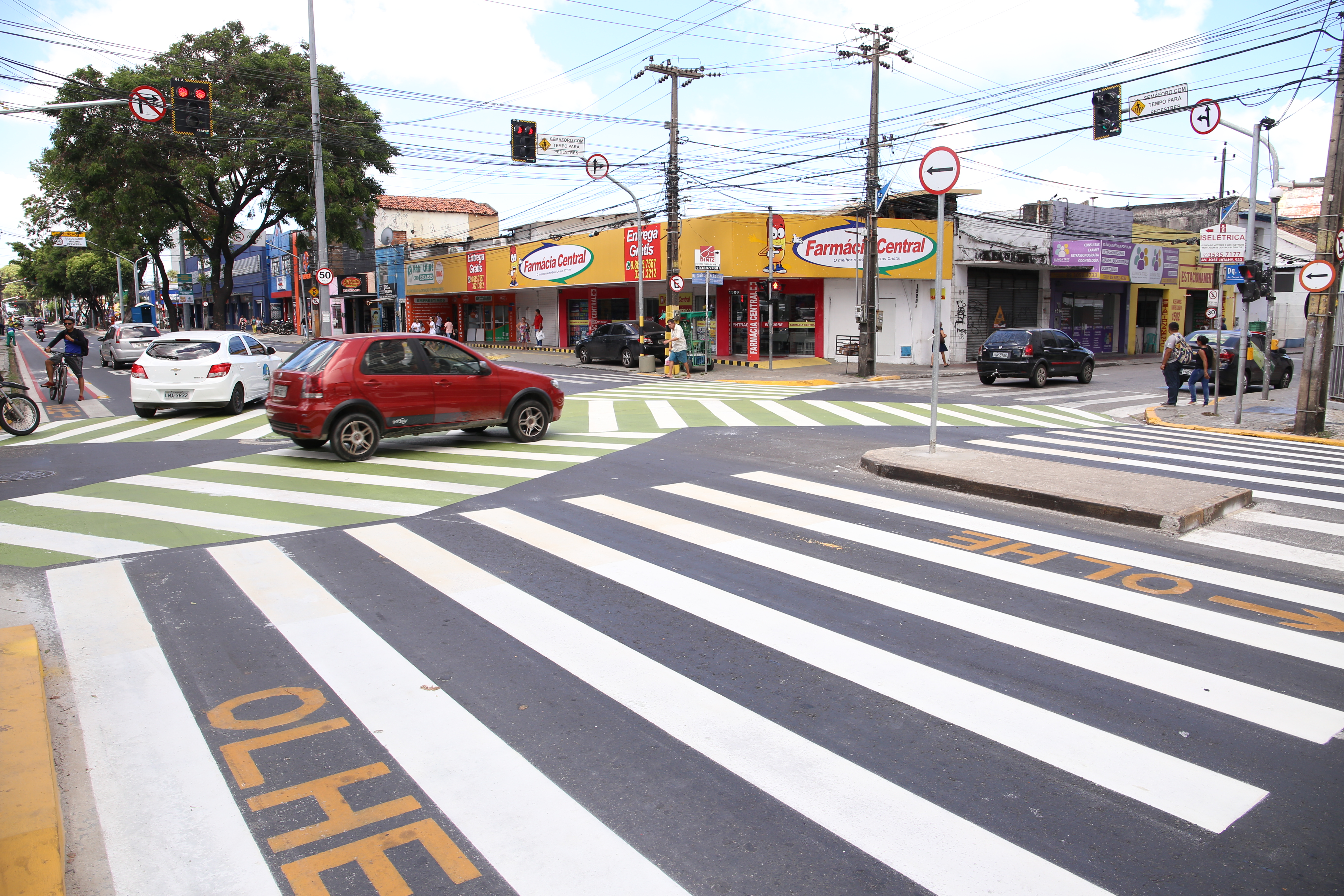 cruzando na Avenida Duque de Caxias com faixa de pedestres transversais e carro passando em cima